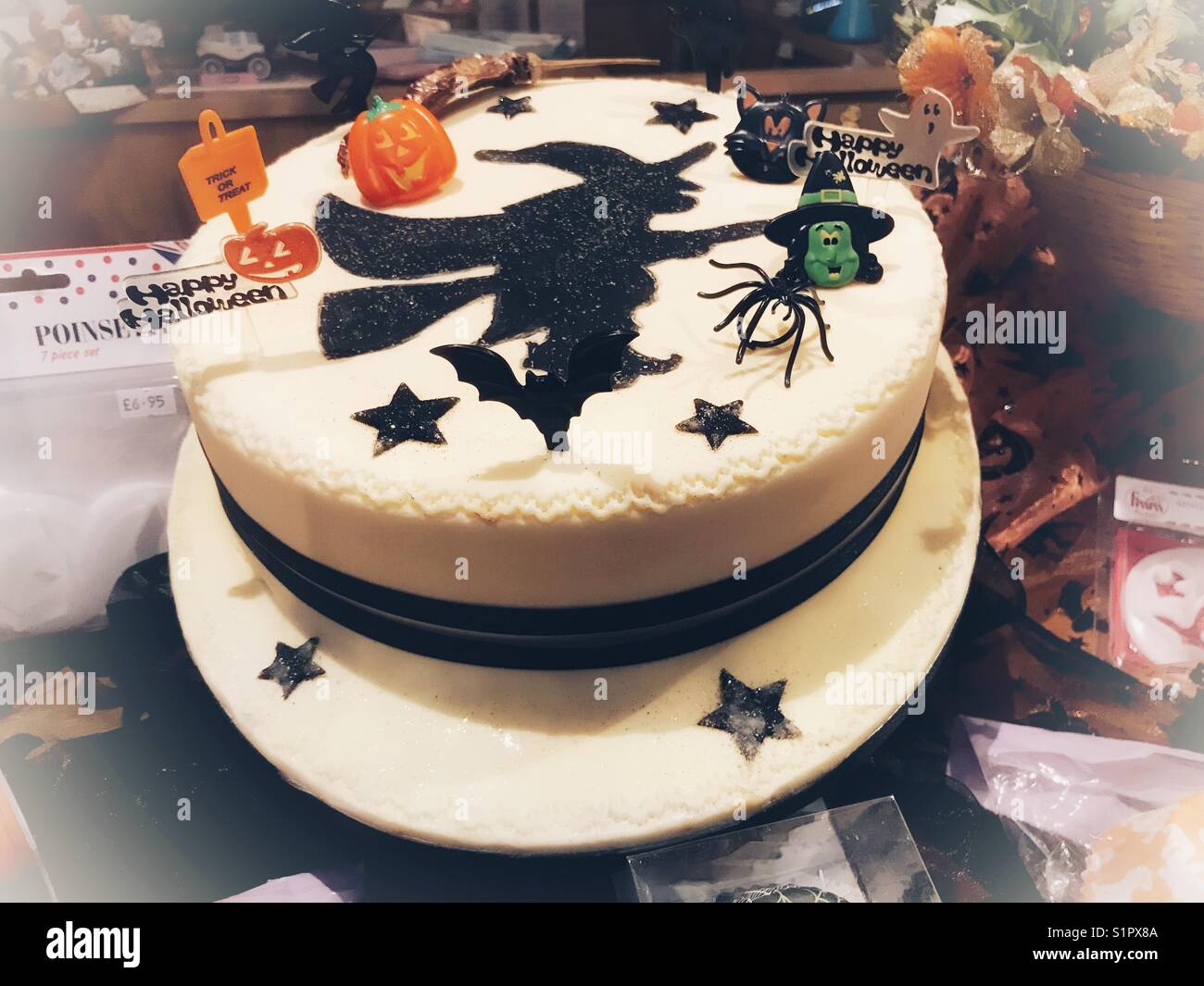 Halloween Kuchen in einer Konditorei Fenster - Smartphone-aufgenommenes Stockfoto