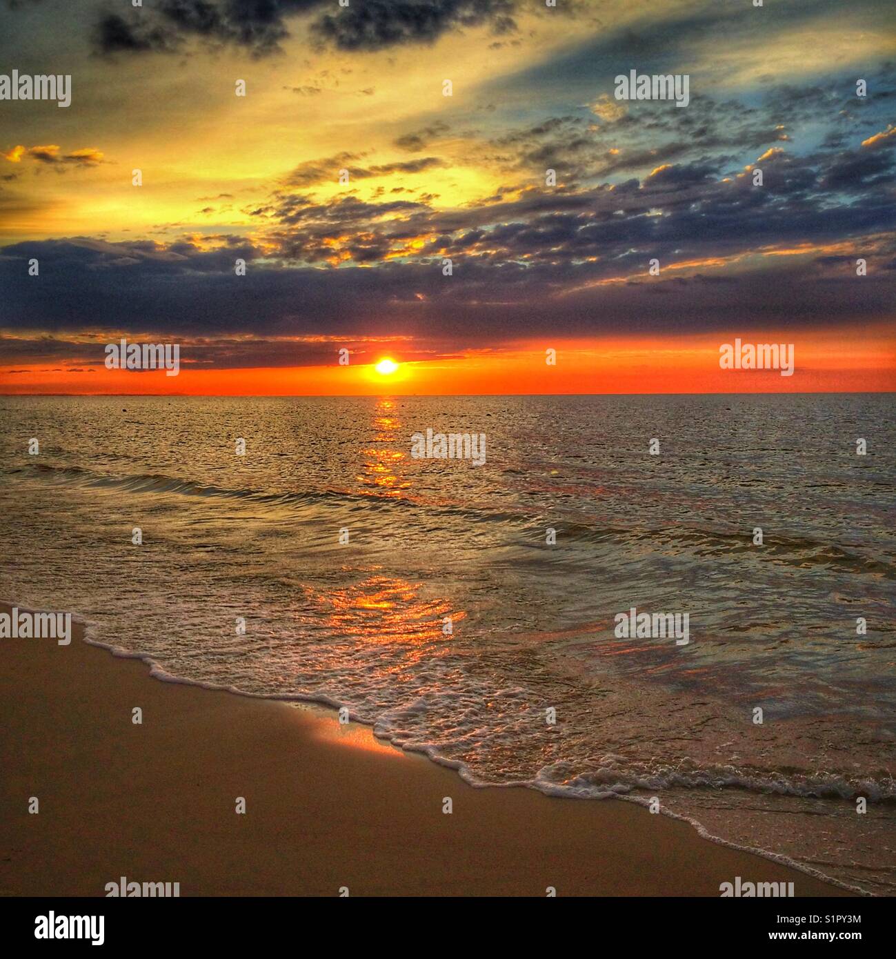 Sonnenuntergang über dem Meer - Smartphone-aufgenommenes Stockfoto