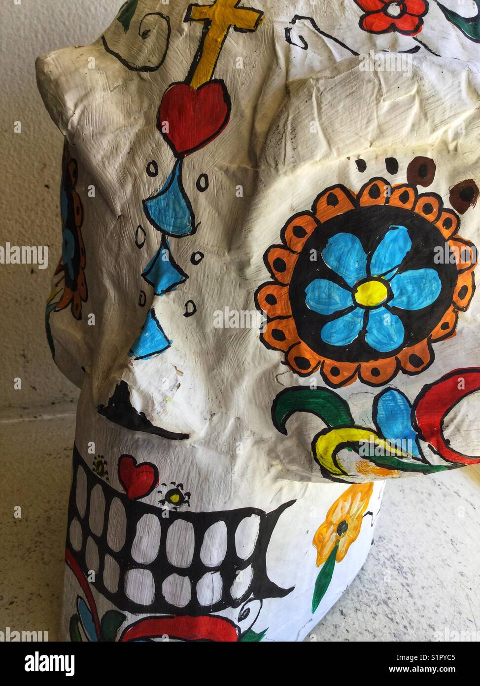 Eine gemalte handgefertigten Schädel, ein lebendiger Teil der mexikanischen Kultur. Stockfoto