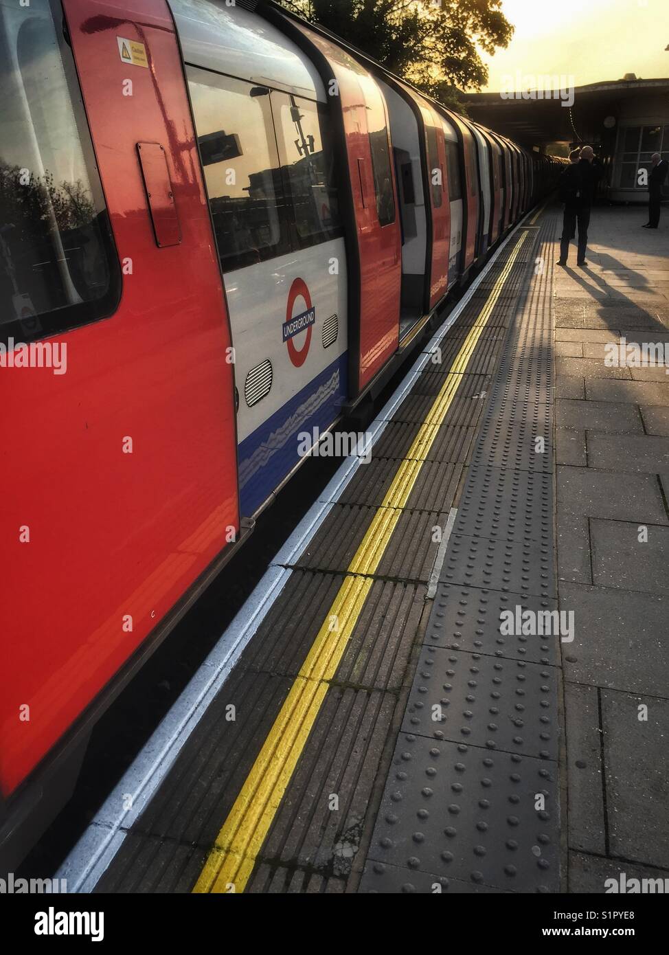 Die Northern Line U-Bahn an der East Finchley U-Bahn Station in London, England Stockfoto
