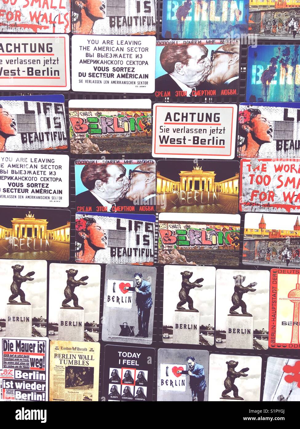 Kühlschrank Magnete als Souvenirs in Berlin verkauft - Smartphone-aufgenommenes Stockfoto