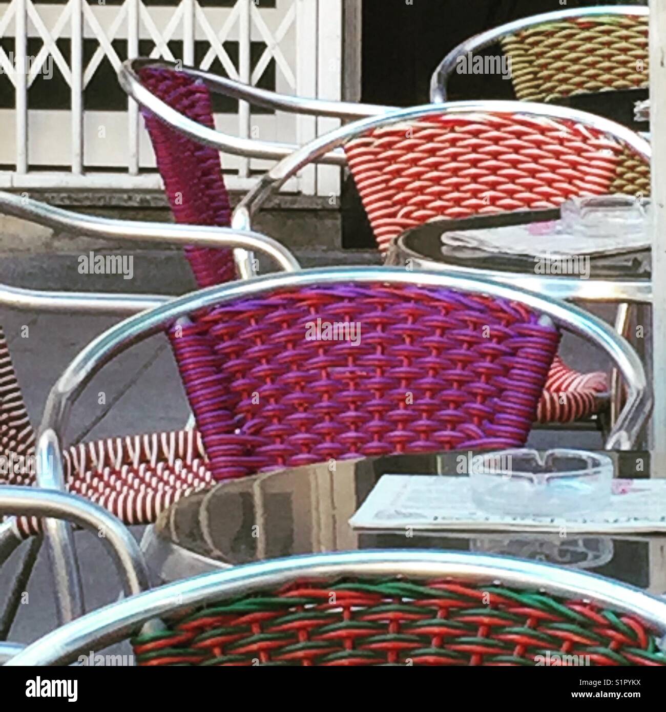 Bunte Cafe Stühle mit gewebtem Kunststoff Sitze Stockfoto
