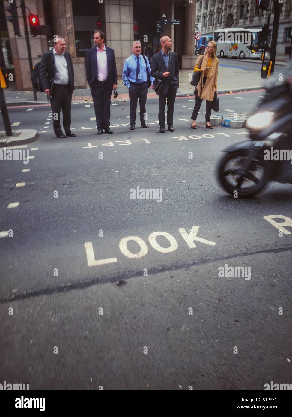 Fußgänger warten, einer belebten Straße im Zentrum von London, England Stockfoto