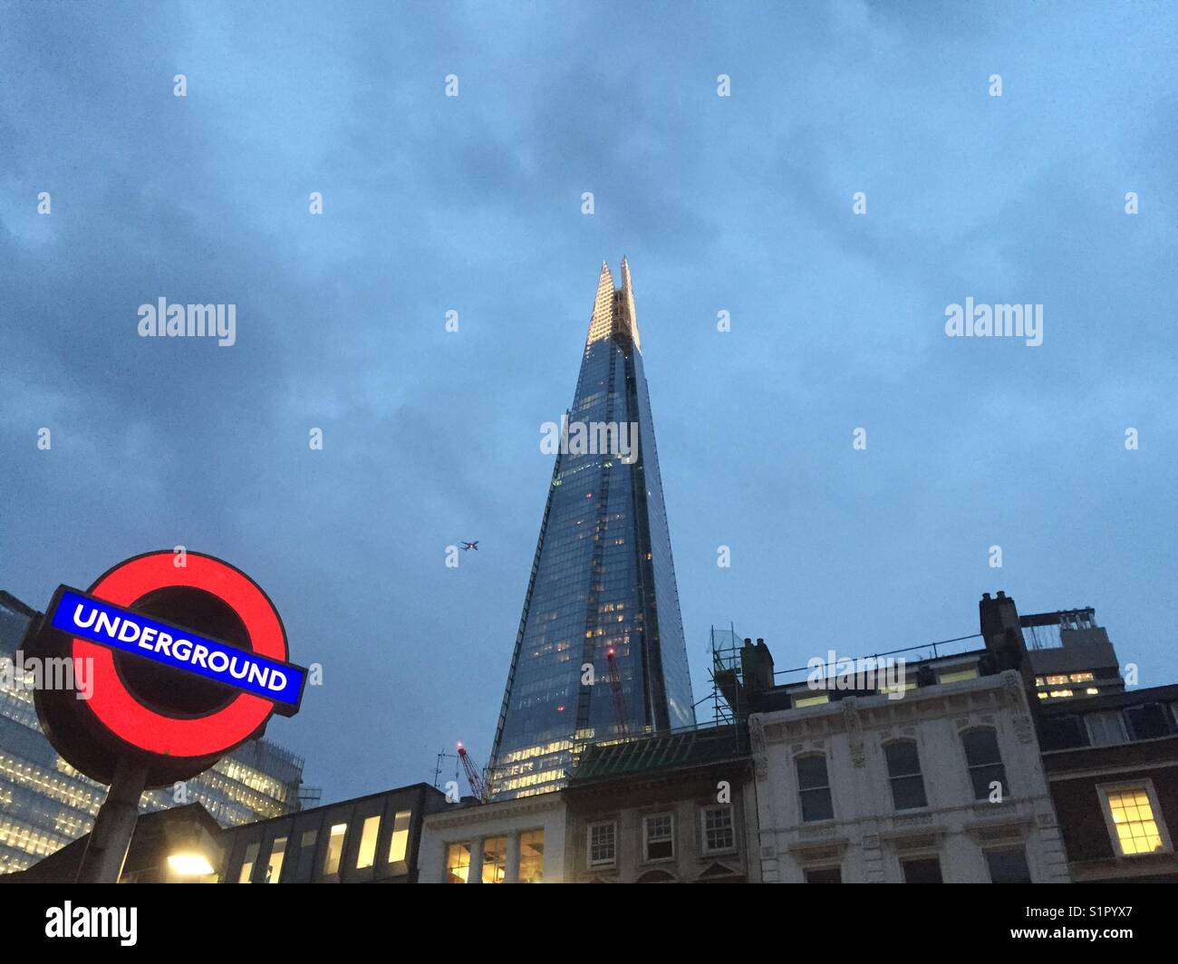 Der Shard ist vom Borough High Street in London in der Abenddämmerung gesehen Stockfoto