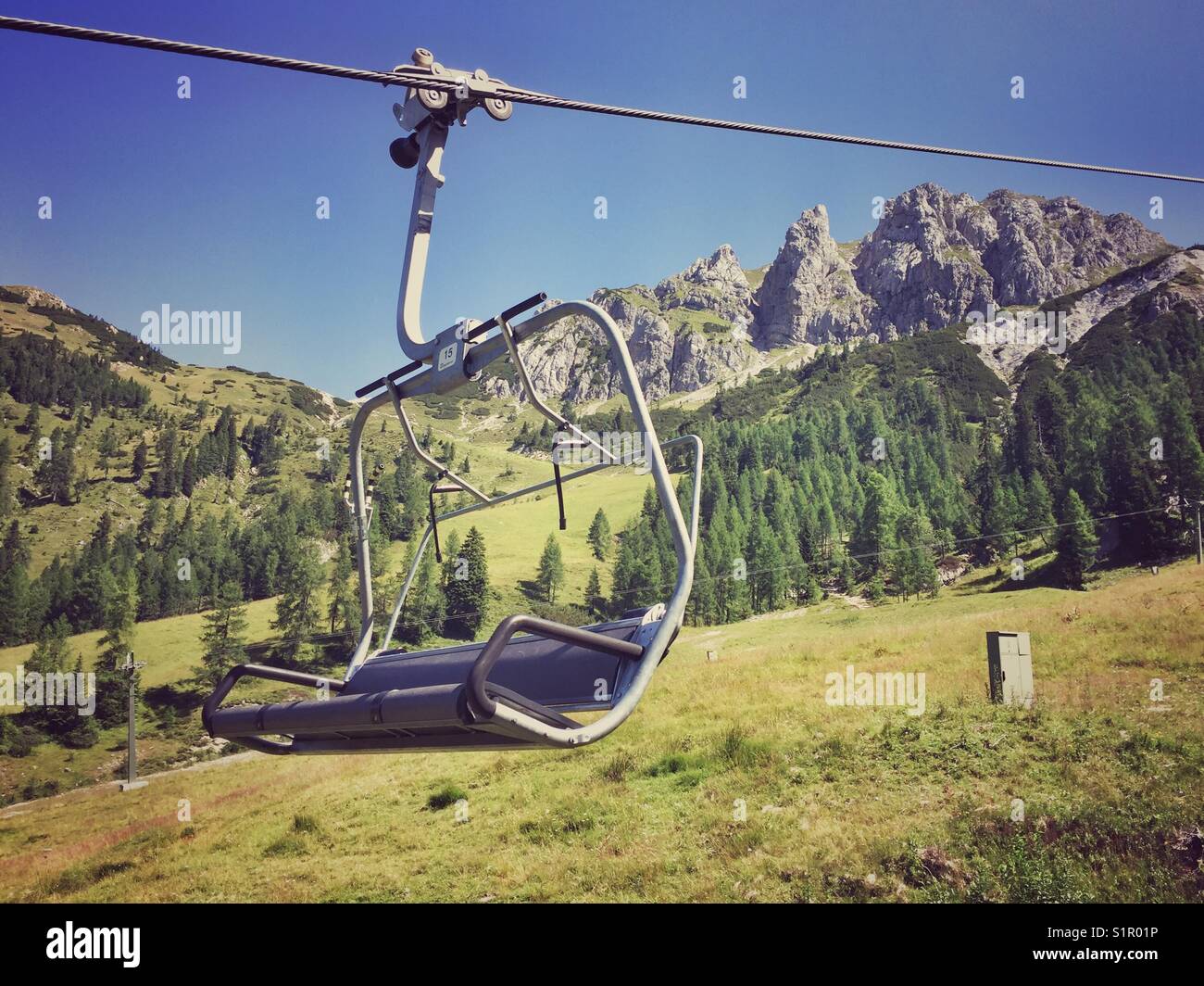 Gartnerkofel Sesselbahn während der Sommersaison, Nassfeld, Kärnten, Österreich - Smartphone-aufgenommenes Stockfoto