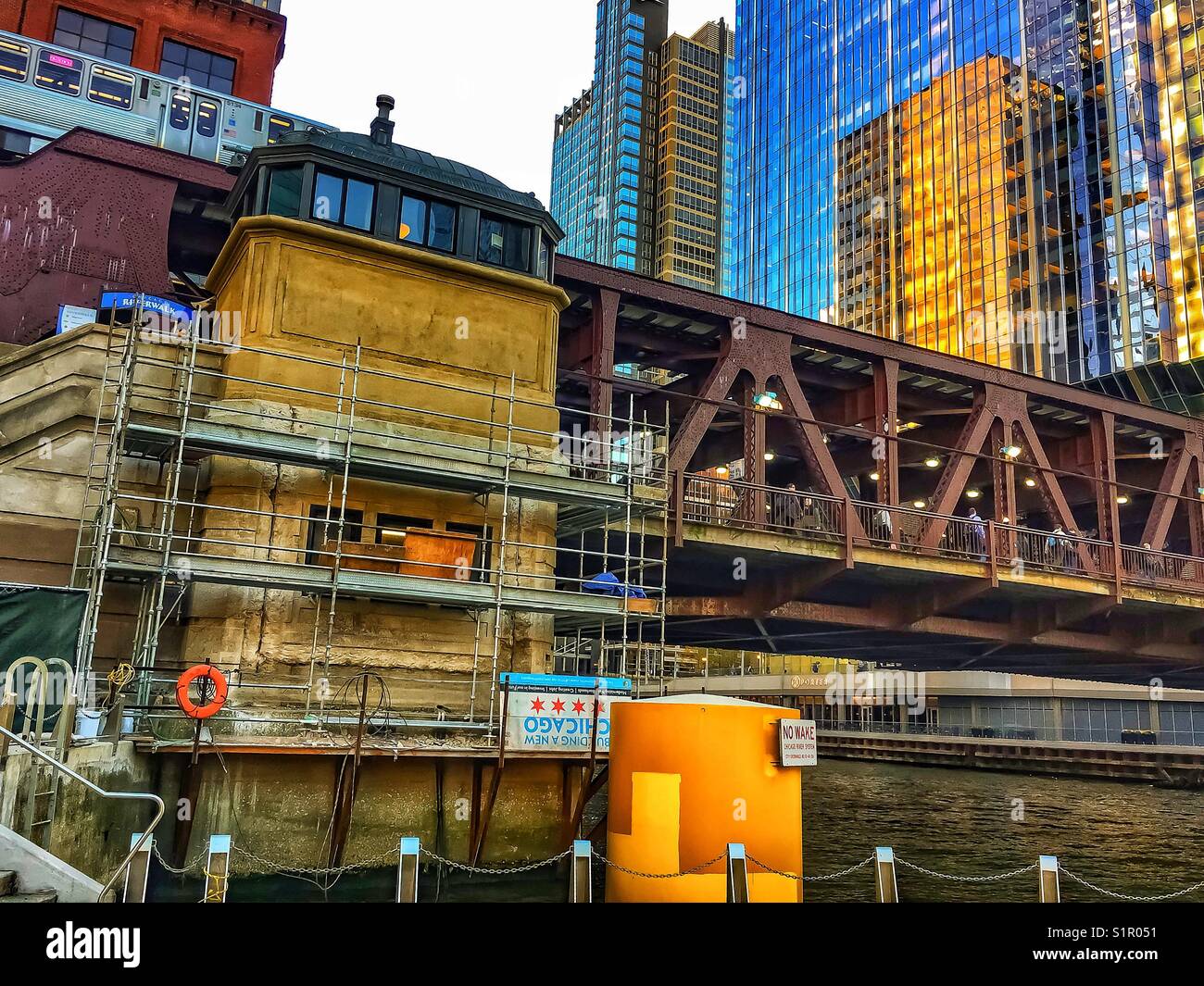 Hochbahn führt direkt über den Chicago River Bau Stockfoto