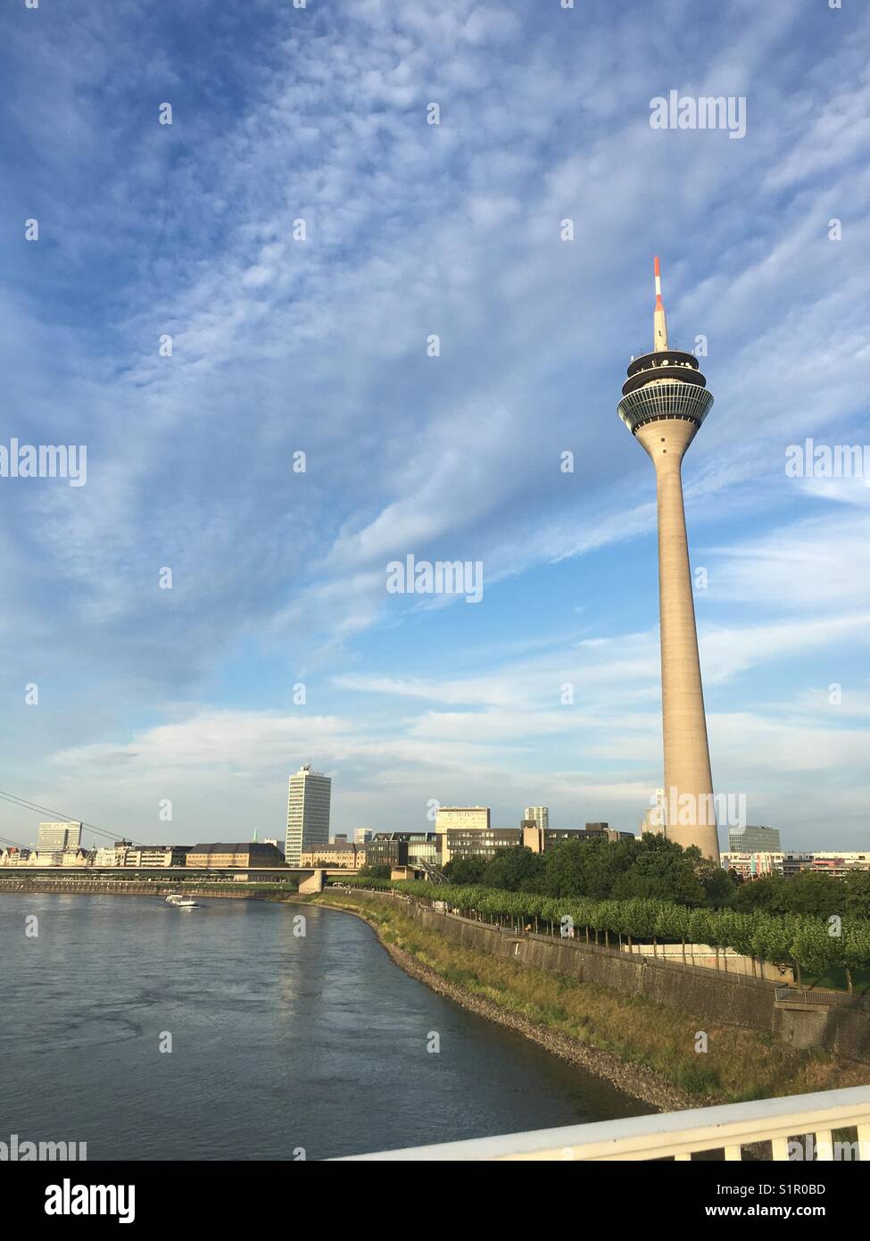 Ein perfekter Sonnentag am Rhein in Düsseldorf Stockfoto