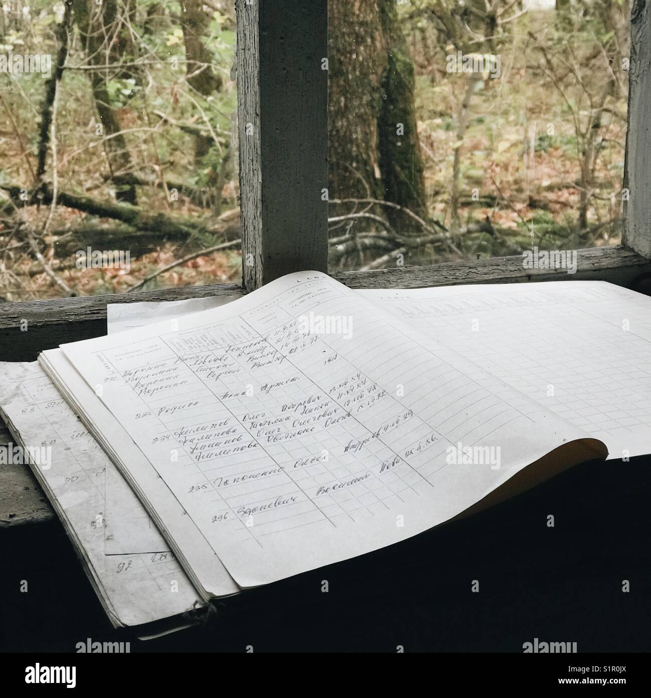 Ein Buch in einem Klassenzimmer in der Nähe von Tschernobyl, Ukraine Stockfoto