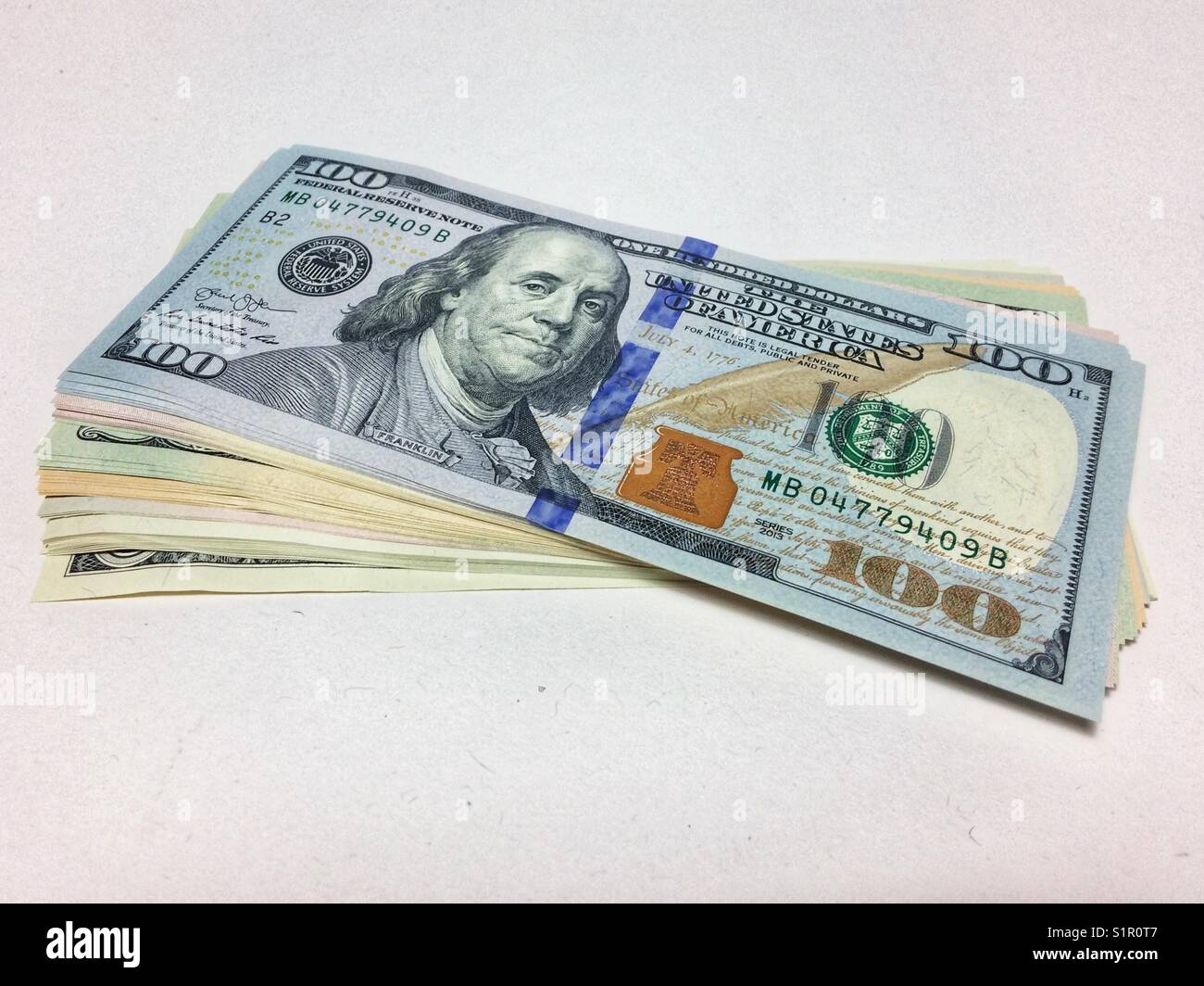 Stapel von amerikanischem Geld - Smartphone-aufgenommenes Stockfoto