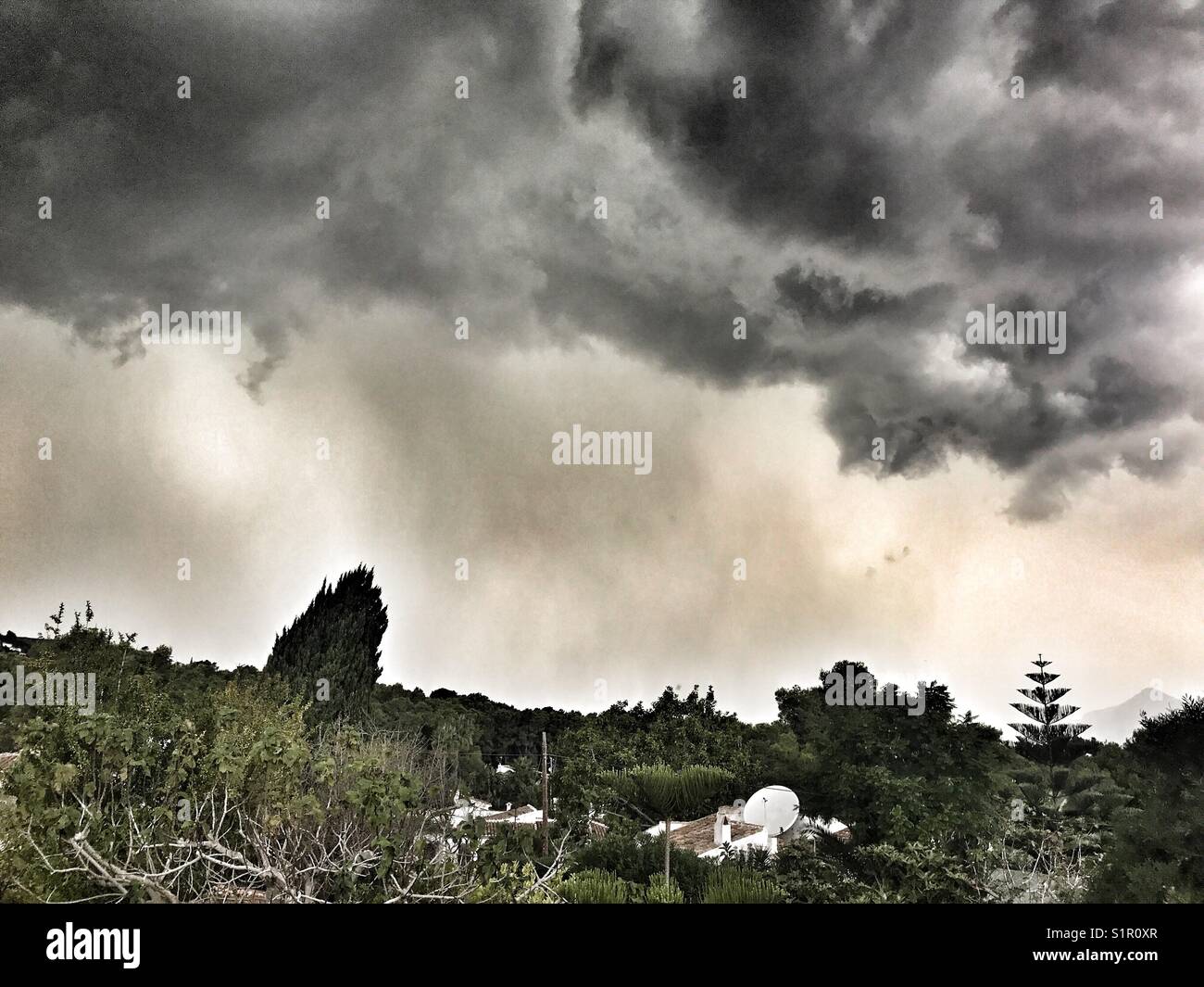 Sturm nähert sich, bedrohliche schwarze Wolken - Smartphone-aufgenommenes Stockfoto