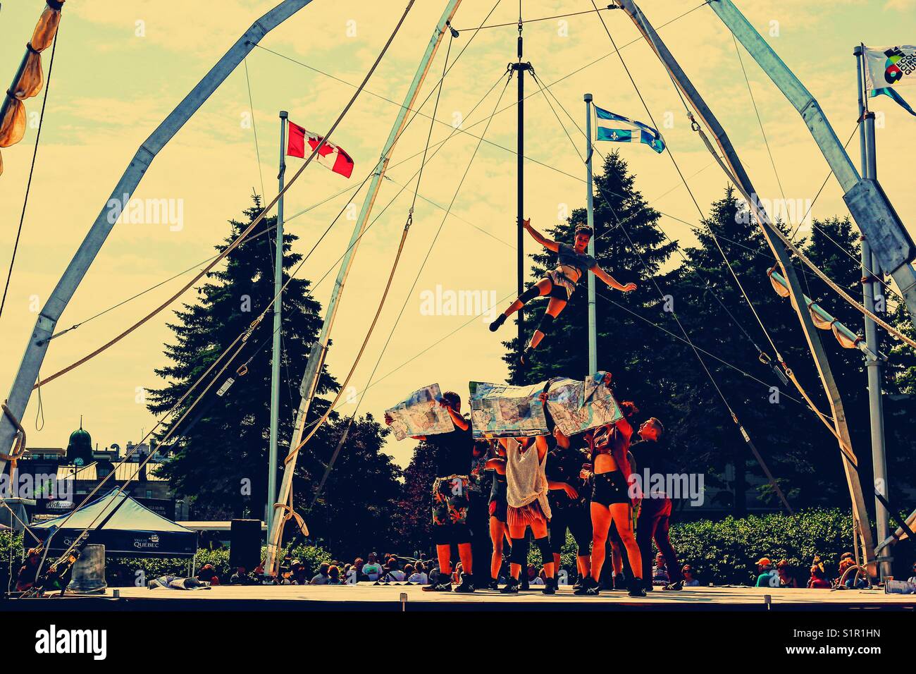 Matten & Cordages, Kunstflug und Auswuchten von Künstlern aus Circus Schule von Quebec nach Ankunft der Tall Ships 2017 inspiriert, Quebec City, Quebec, Kanada - Smartphone-aufgenommenes Stockfoto