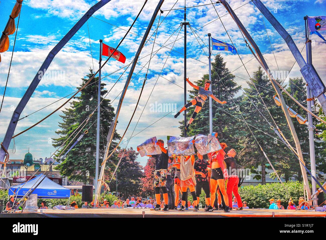 Matten Cordages, Kunstflug und Auswuchten von Künstlern aus Circus Schule von Quebec nach Ankunft der Tall Ships 2017 inspiriert, Quebec City, Quebec, Kanada - Smartphone-aufgenommenes Stockfoto