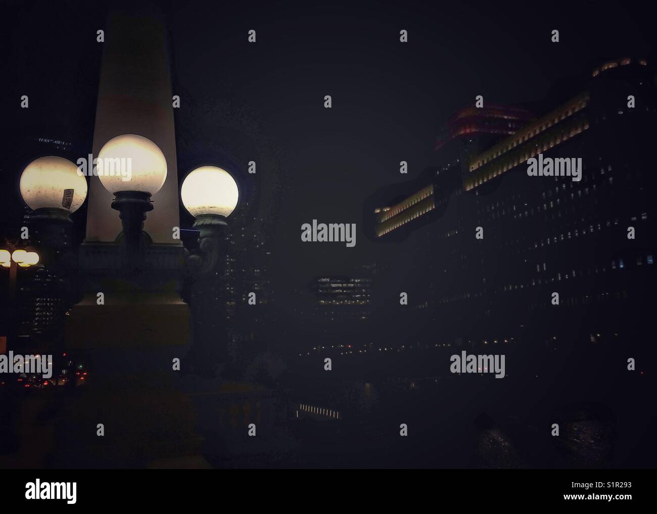 Nacht in Chicago beleuchtet durch die Lampen und Glühbirnen Stockfoto