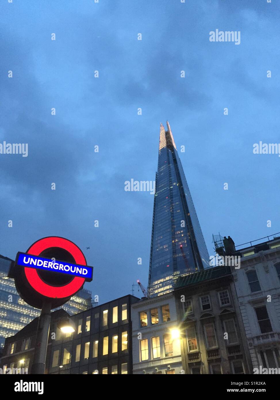 Der Shard ist vom Borough High Street mit der Londoner U-Bahn Station gesehen, in England Stockfoto