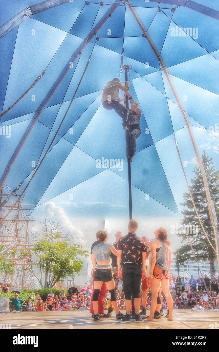 Matten & Cordages, Kunstflug und Auswuchten von Künstlern aus Circus Schule von Quebec durch die Ankunft von Tall Ships 2017 inspiriert, Quebec City, Quebec, Kanada - Smartphone-aufgenommenes Stockfoto