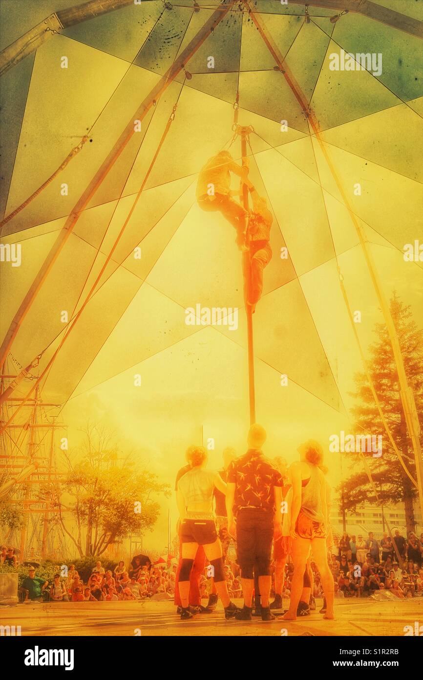 Matten & Cordages, Kunstflug und Auswuchten von Künstlern aus Circus Schule von Quebec nach Ankunft der Tall Ships 2017 inspiriert, Quebec City, Quebec, Kanada - Smartphone-aufgenommenes Stockfoto