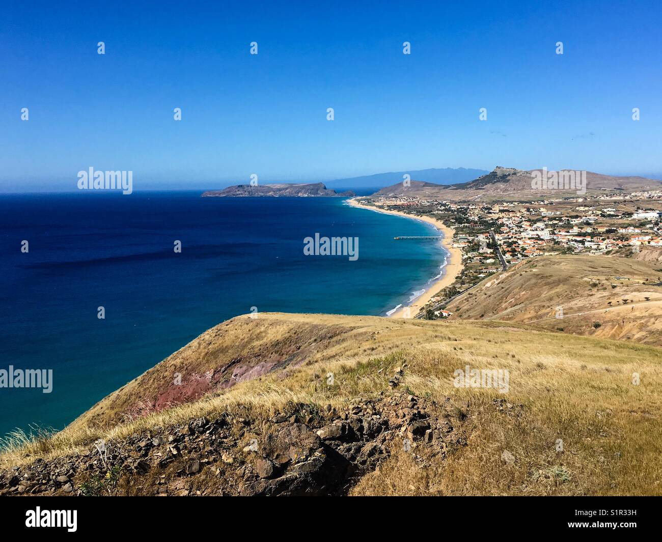 Querformat Der 9 Kilometer lange Strand von Port Santo mit der Insel Madeira im Hintergrund Stockfoto