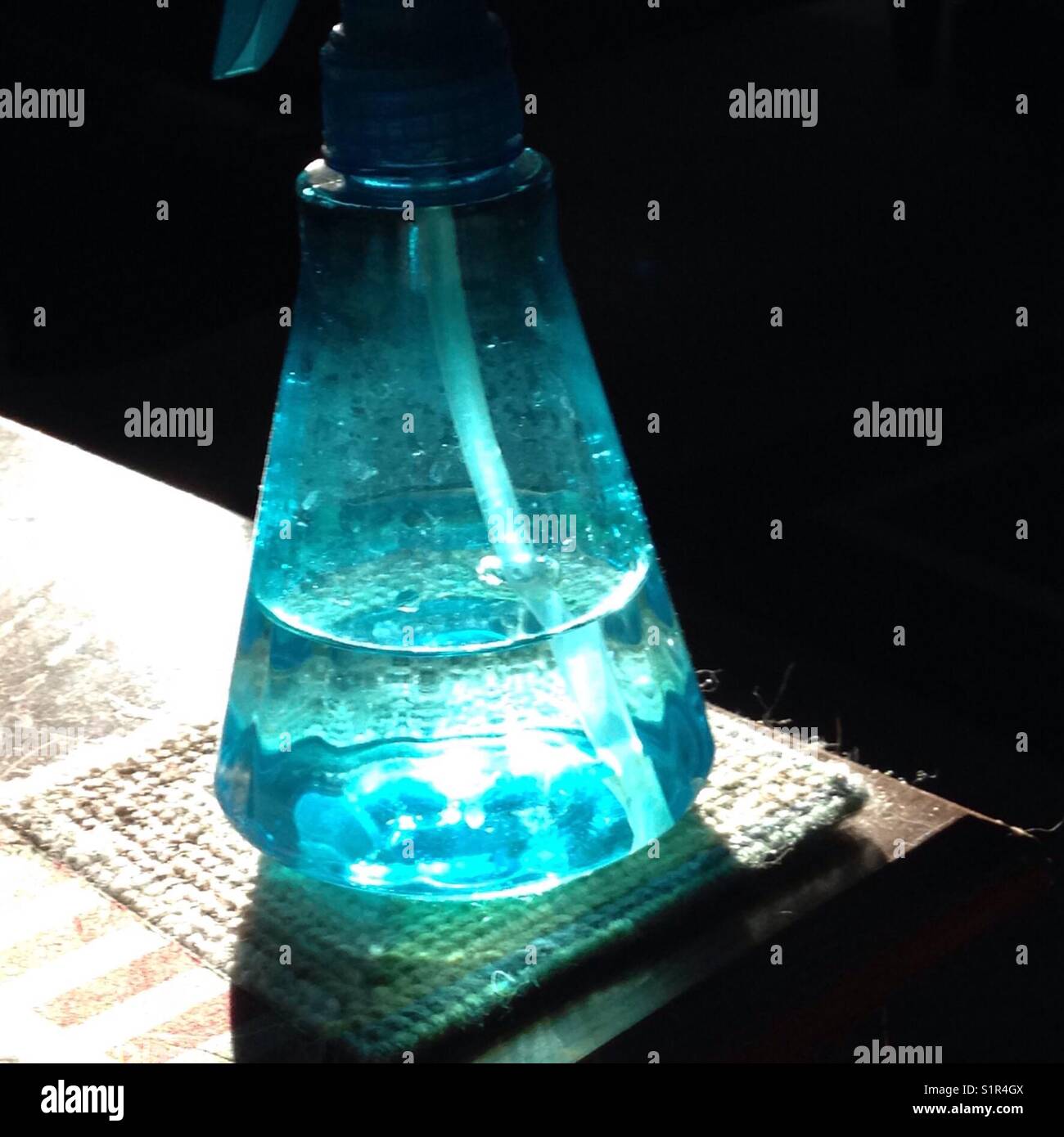 Sprizenflasche im Sonnenlicht gefangen Stockfoto