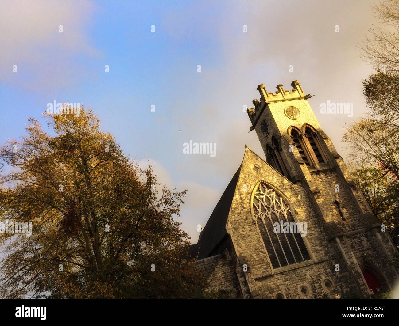 Kirche in den späten Nachmittag herbstlichen Sonnenschein, London, UK. Stockfoto