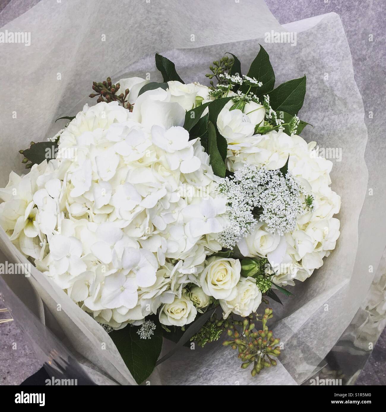 Ein elegantes All-white flower bouquet. Stockfoto