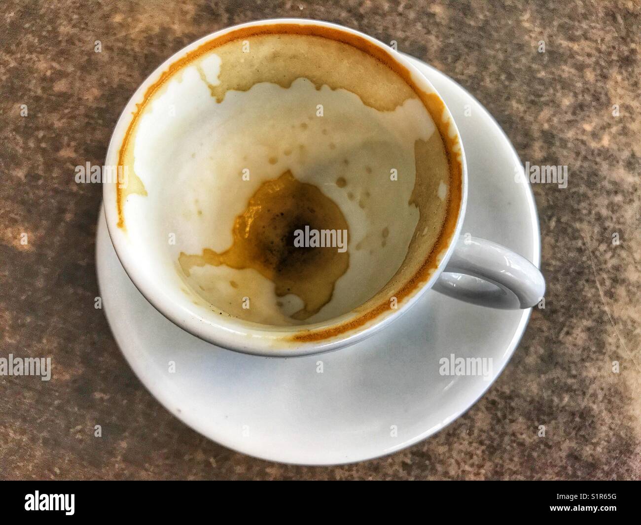 Leere Kaffeetasse auf dem Tisch, hohe Betrachtungswinkel Stockfoto