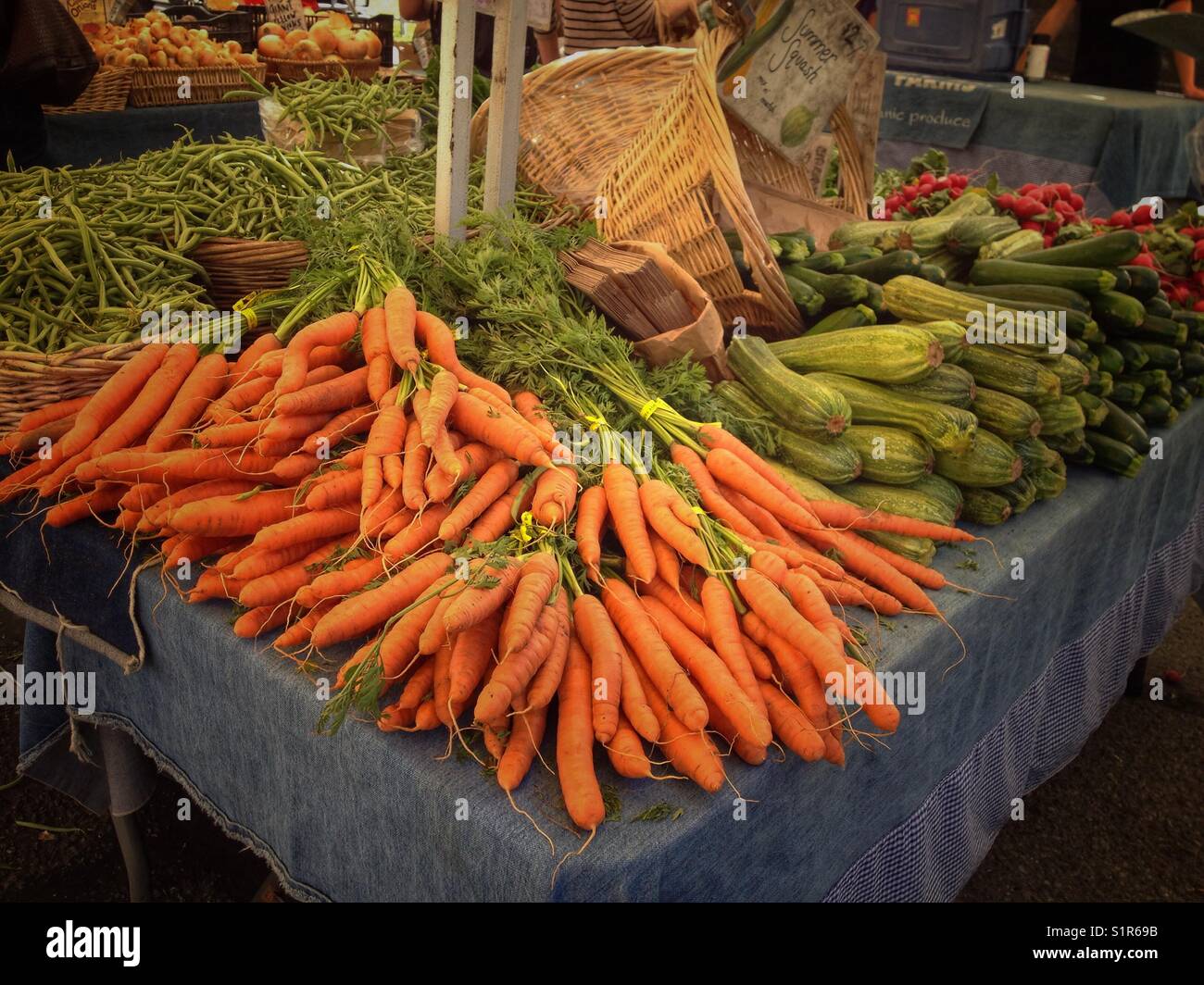 Bio-Produkte auf dem Berkeley Farmers Market in Berkeley, Kalifornien/ - Smartphone-aufgenommenes Stockfoto
