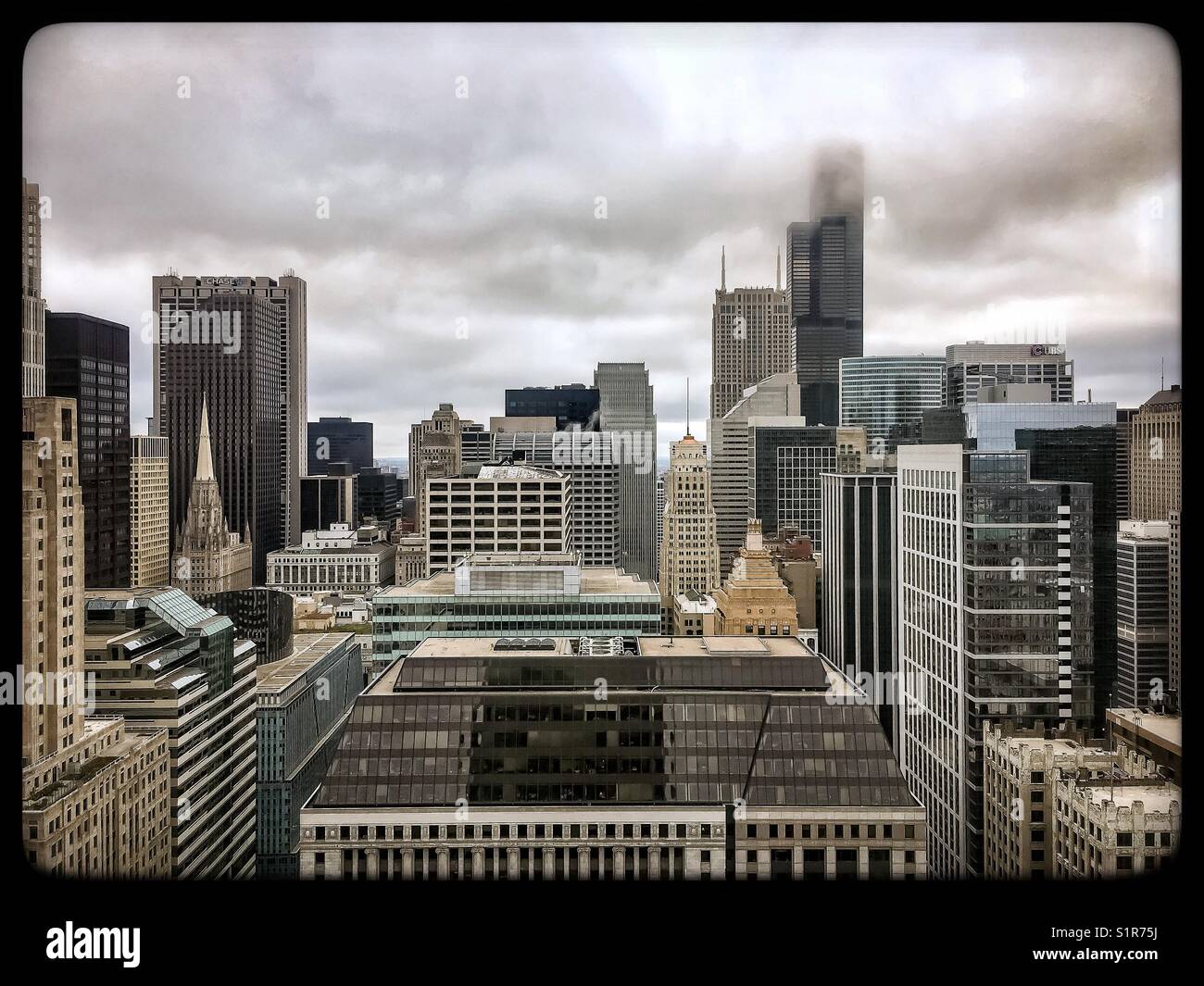 Nebeliger Tag in Chicago, von oben gesehen. Stockfoto