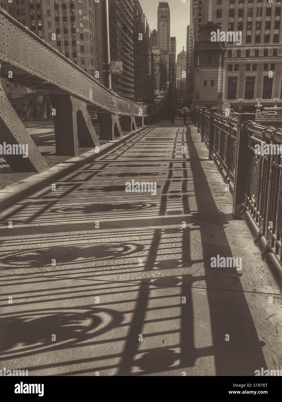 Lange herbst Schatten Reflexion von Kunstwerken Chicago's Brücke auf LaSalle Street Stockfoto