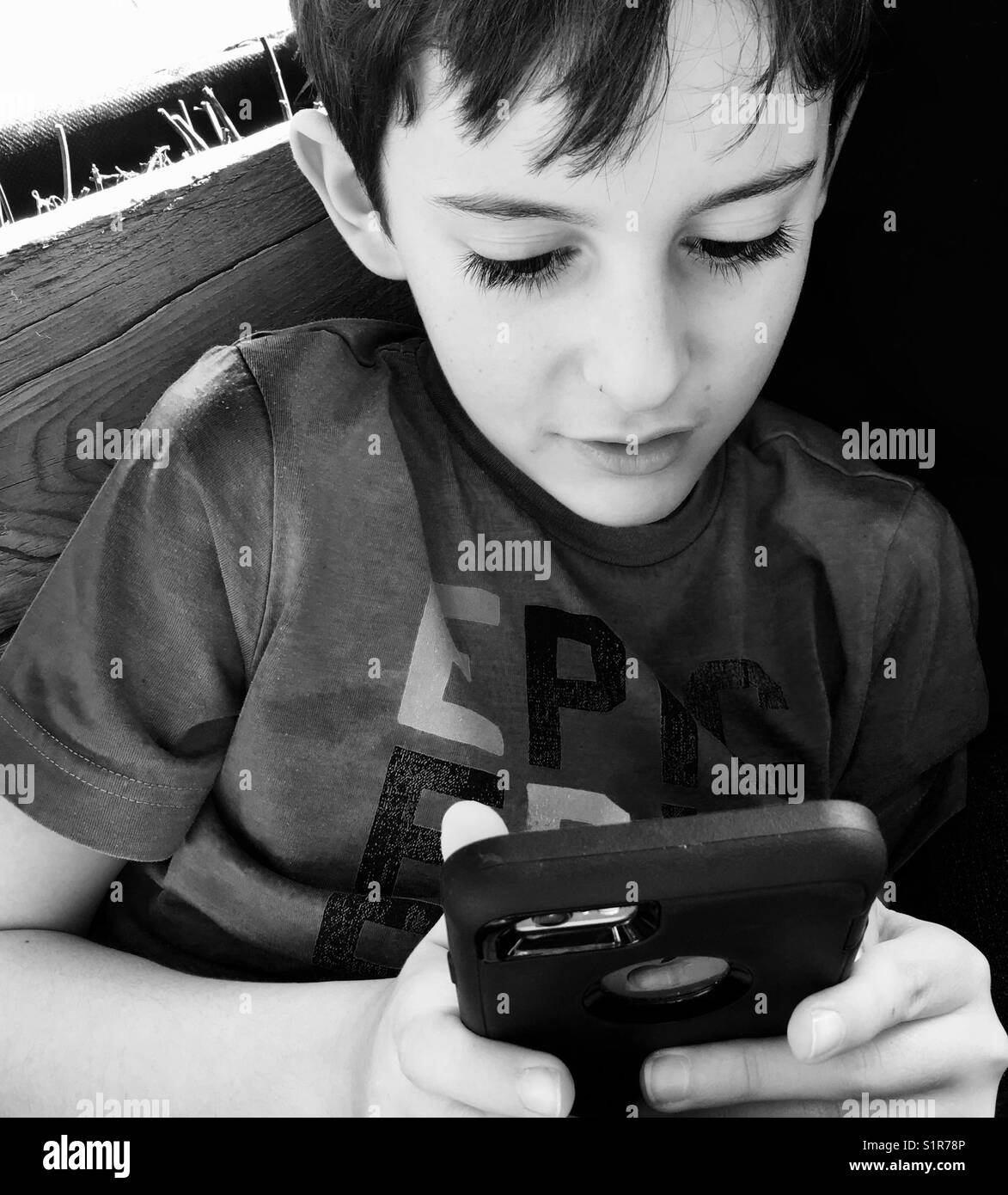 Junge mit einem Smartphone Stockfoto