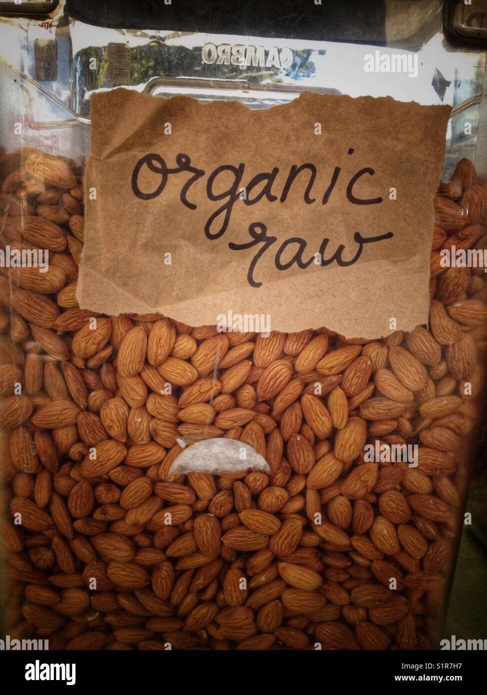 Rohe Mandeln aus biologischem Anbau auf dem Berkeley Farmers Market in Berkeley, Kalifornien. - Smartphone-aufgenommenes Stockfoto