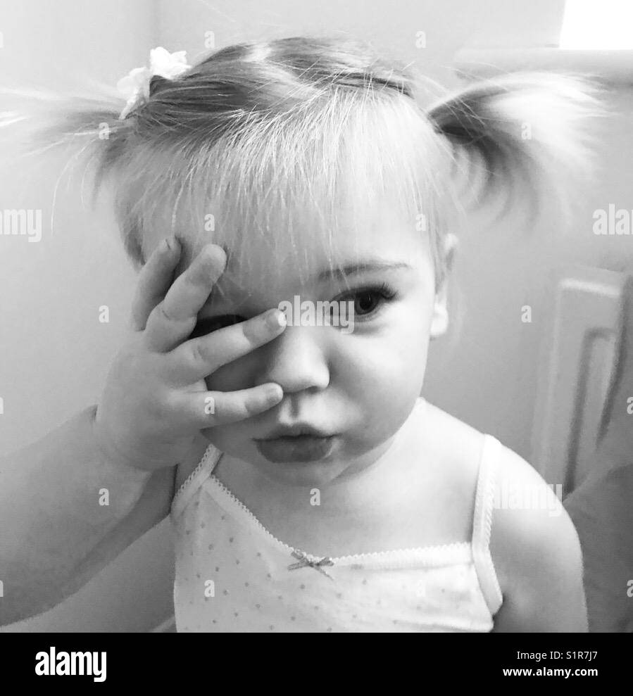 Schwarz-weiß Foto von Kind Stockfoto