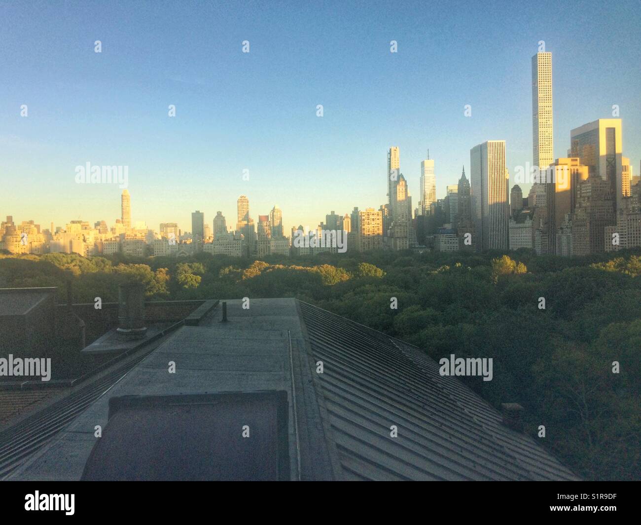 New York City Blick über den Central Park von der Westseite. New York City, Vereinigte Staaten von Amerika. - Smartphone-aufgenommenes Stockfoto