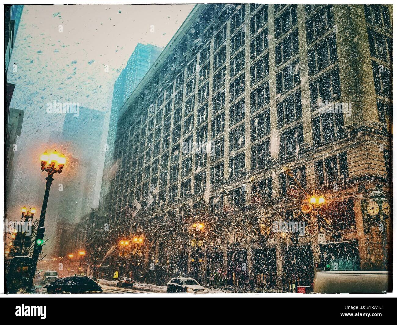 Es ist Schnee! Chicago's State Street bei Blizzard. Stockfoto