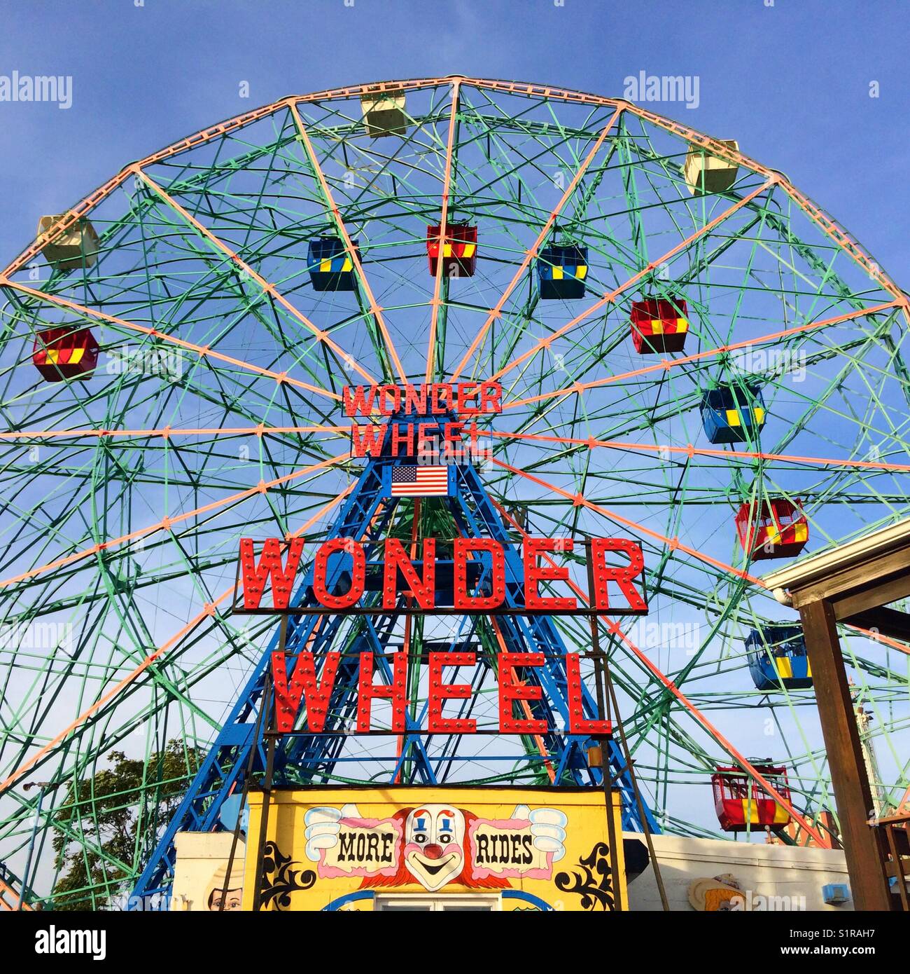 Deno's Wonder Wheel Riesenrad, Coney Island, Brooklyn, New York, Vereinigte Staaten von Amerika. Stockfoto
