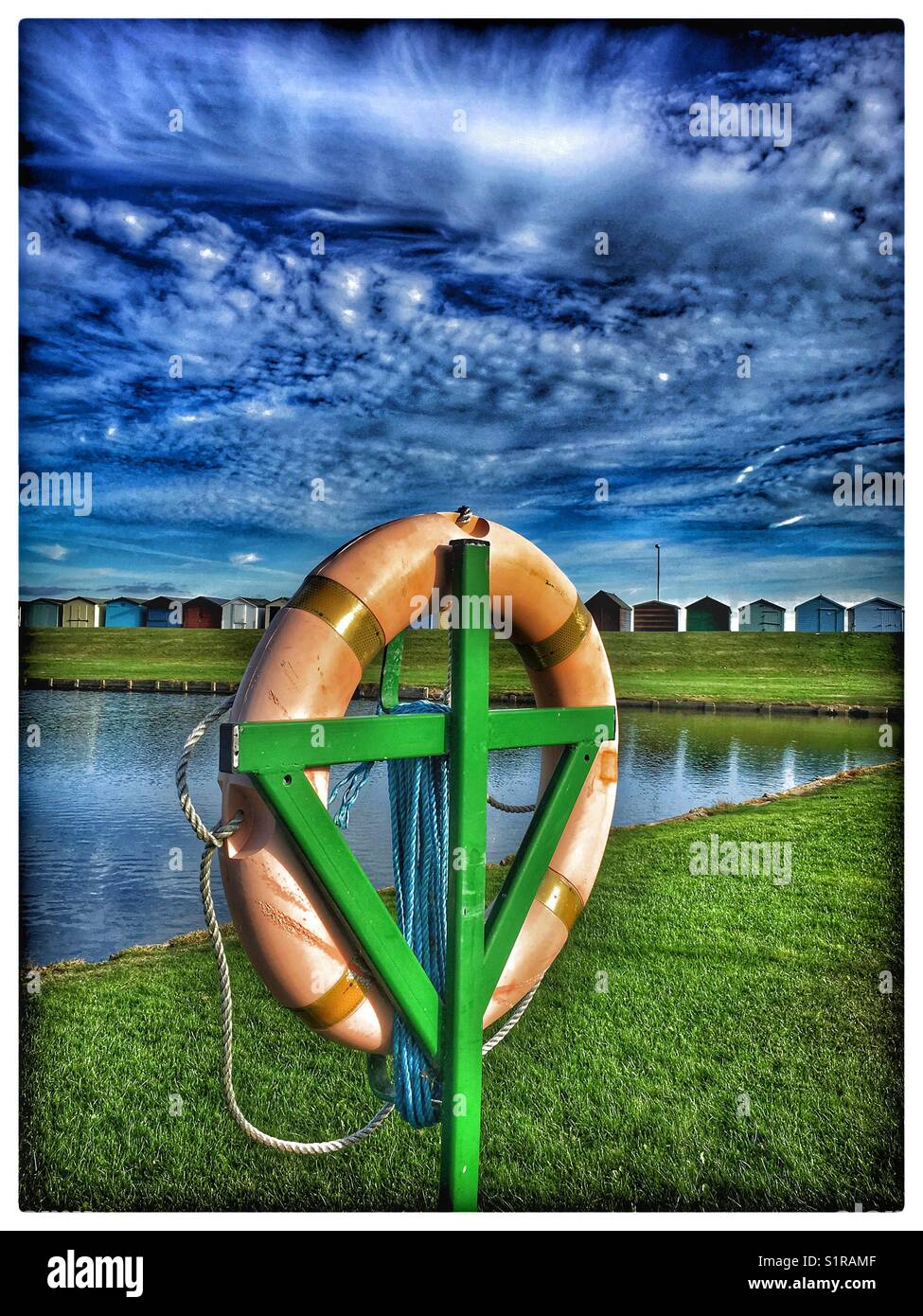 Dorfteich und Strandhütten. Stockfoto