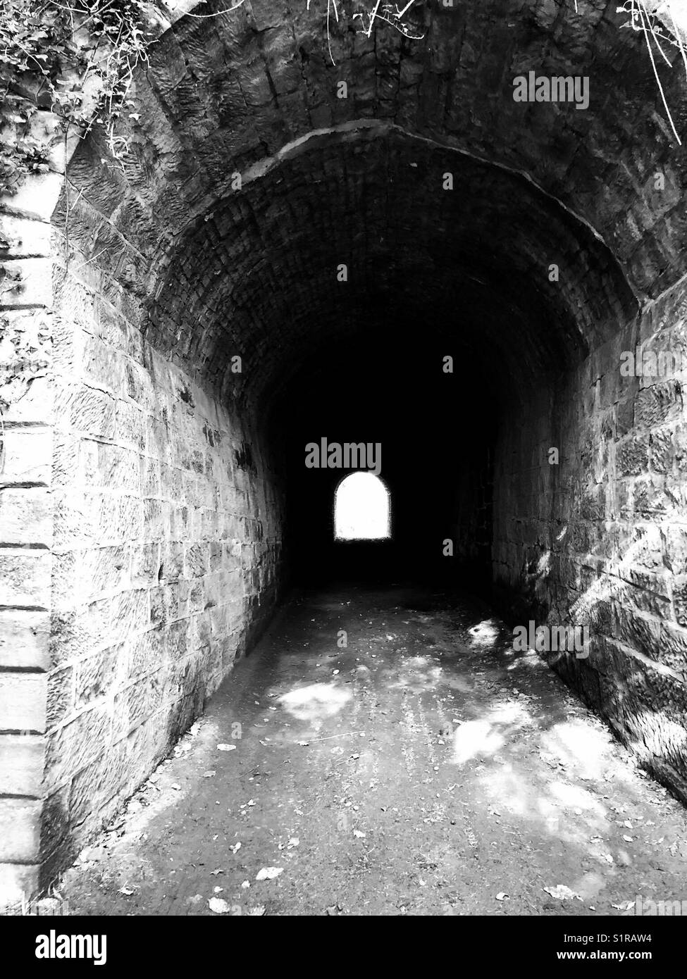 Licht am Ende des Tunnels - Smartphone-aufgenommenes Stockfoto