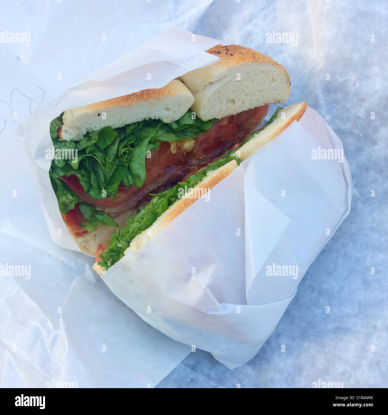 Speck-Salat und Tomaten-Sandwich-Rolle, New York City, Vereinigte Staaten von Amerika. Stockfoto