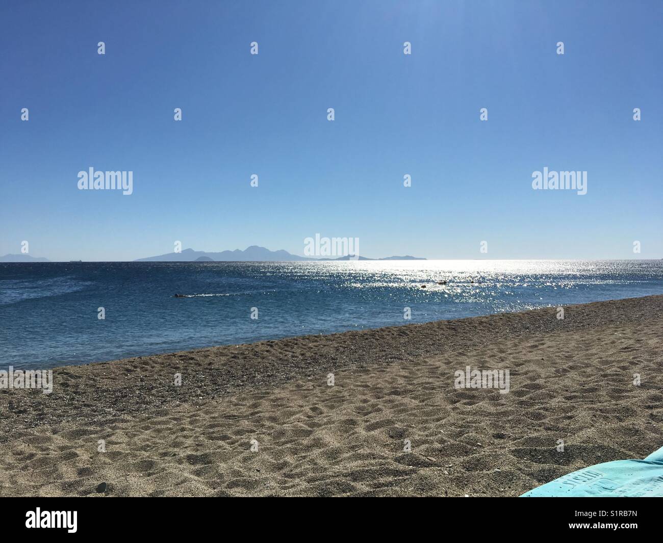 Sonne, Sand, Meer und blauer Himmel Stockfoto