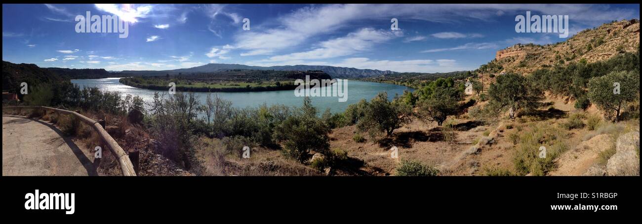 Panorama des Flusses Ebro (Riu Ebre), Katalonien, Spanien. Stockfoto