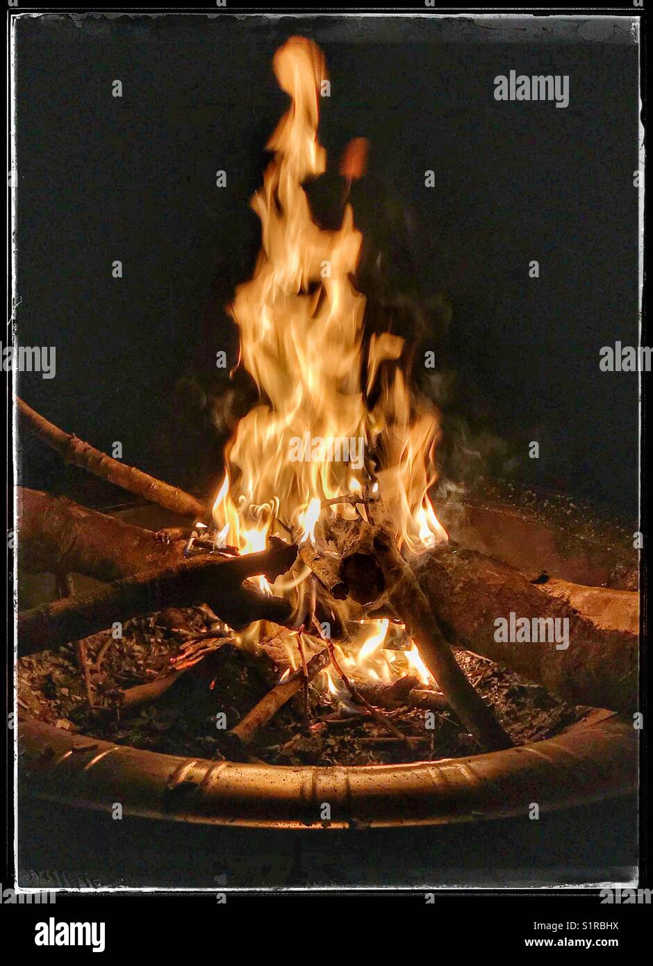 Lagerfeuer am Abend - Smartphone-aufgenommenes Stockfoto
