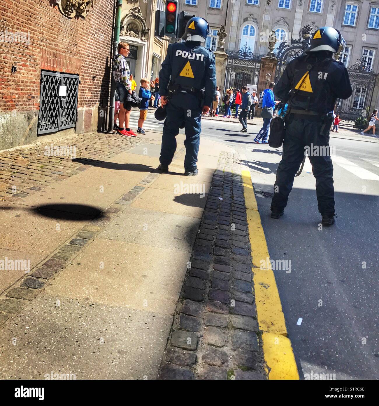 Zwei Polizisten mit wachem Auge auf Fußball-Fans, Kopenhagen, Dänemark Stockfoto