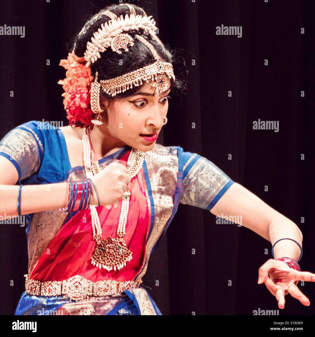Eine indische Tänzerin Durchführen einer indischen traditionellen Tanz namens kuchipudi Stockfoto