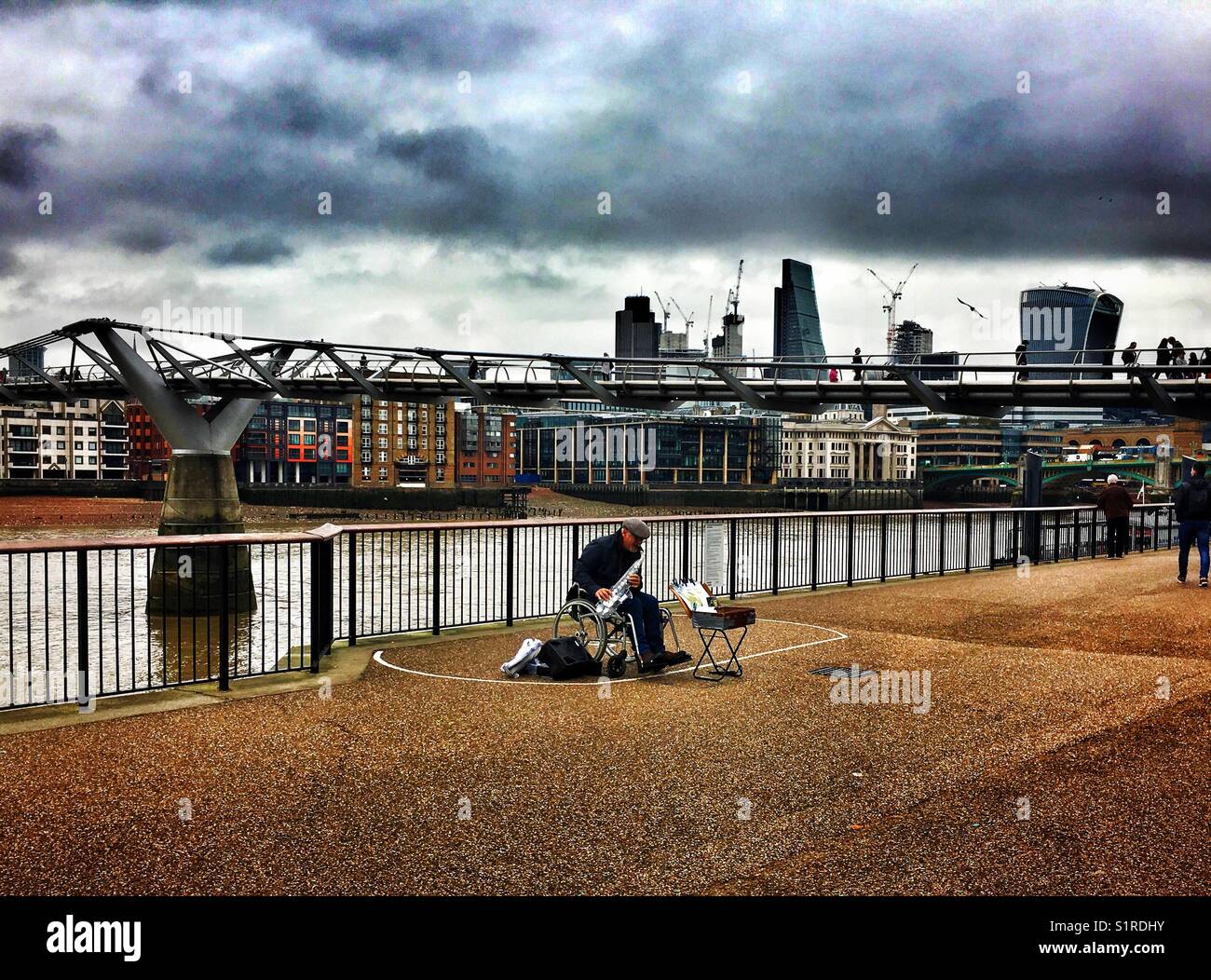 Sax Player durch die Millennium Bridge außerhalb Tate Modern Stockfoto