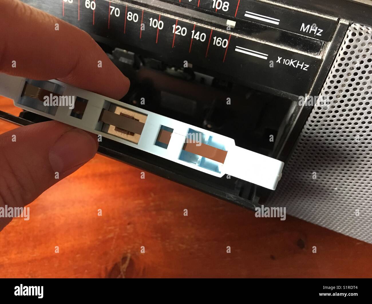 Ein Audio Cassette in einem Kassettenrecorder. - Smartphone-aufgenommenes Stockfoto