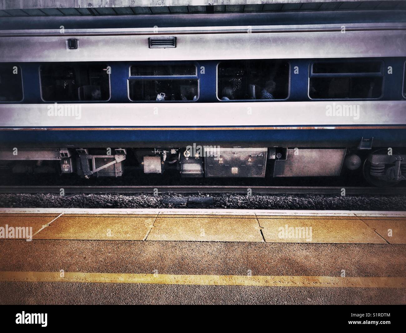 Bahnhof Plattform und der Zug in der Station, abstrakten Stockfoto