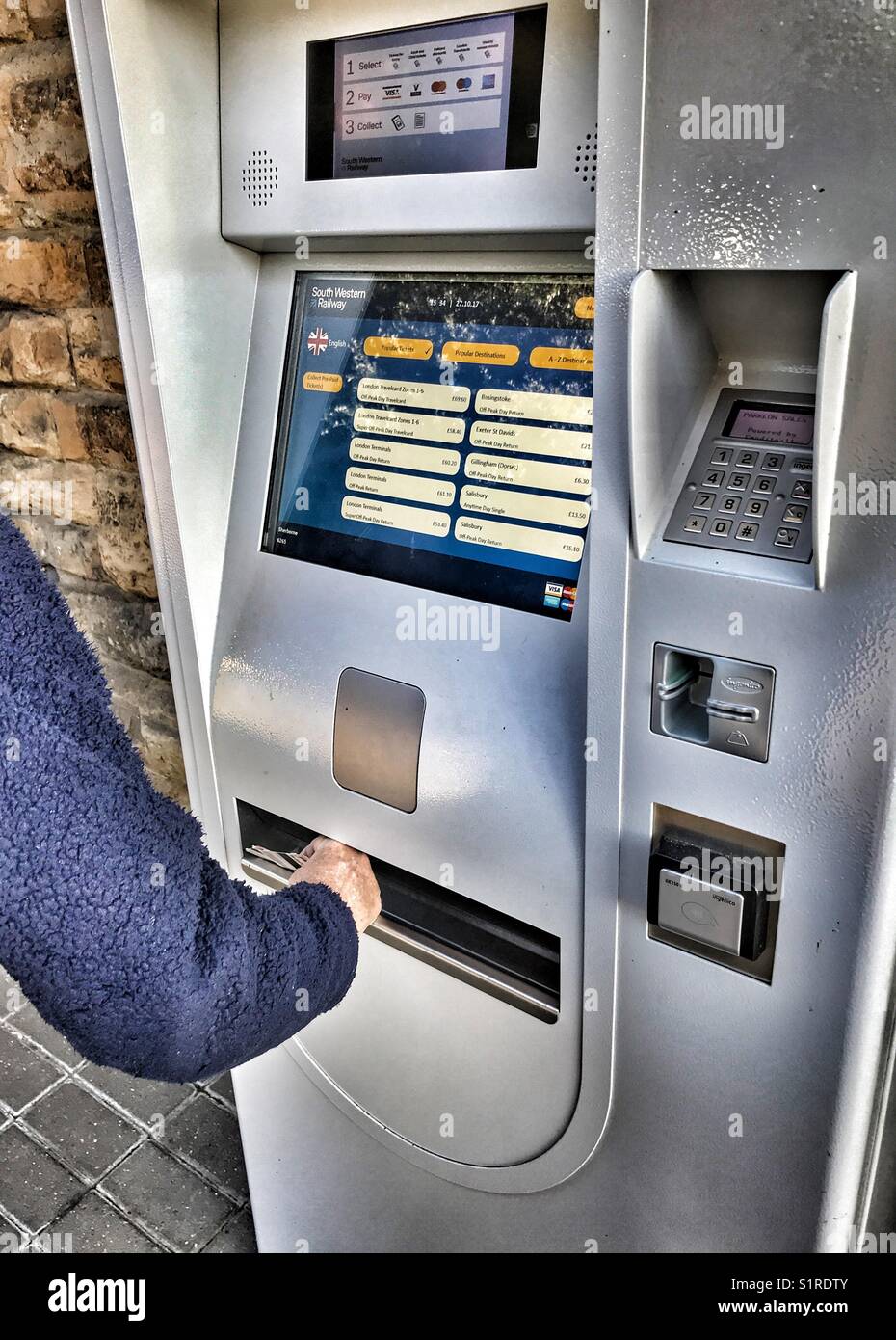 Sammeln von Fahrkarten von der Self-service-Maschine am Bahnhof Stockfoto