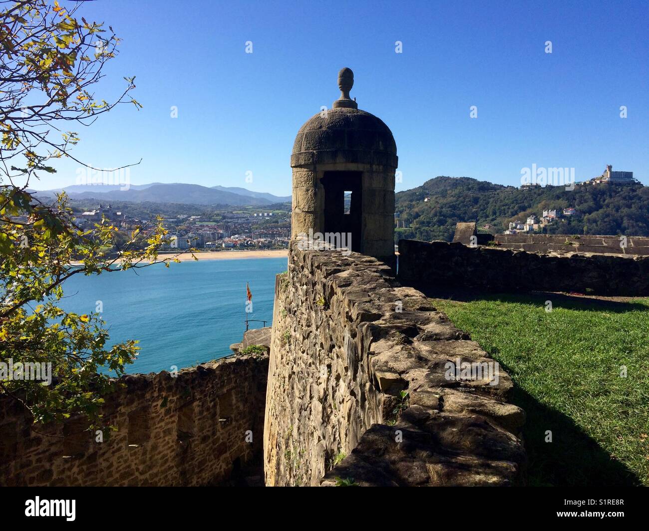 Befestigungen von Monte Urgull an einem sonnigen Tag Stockfoto