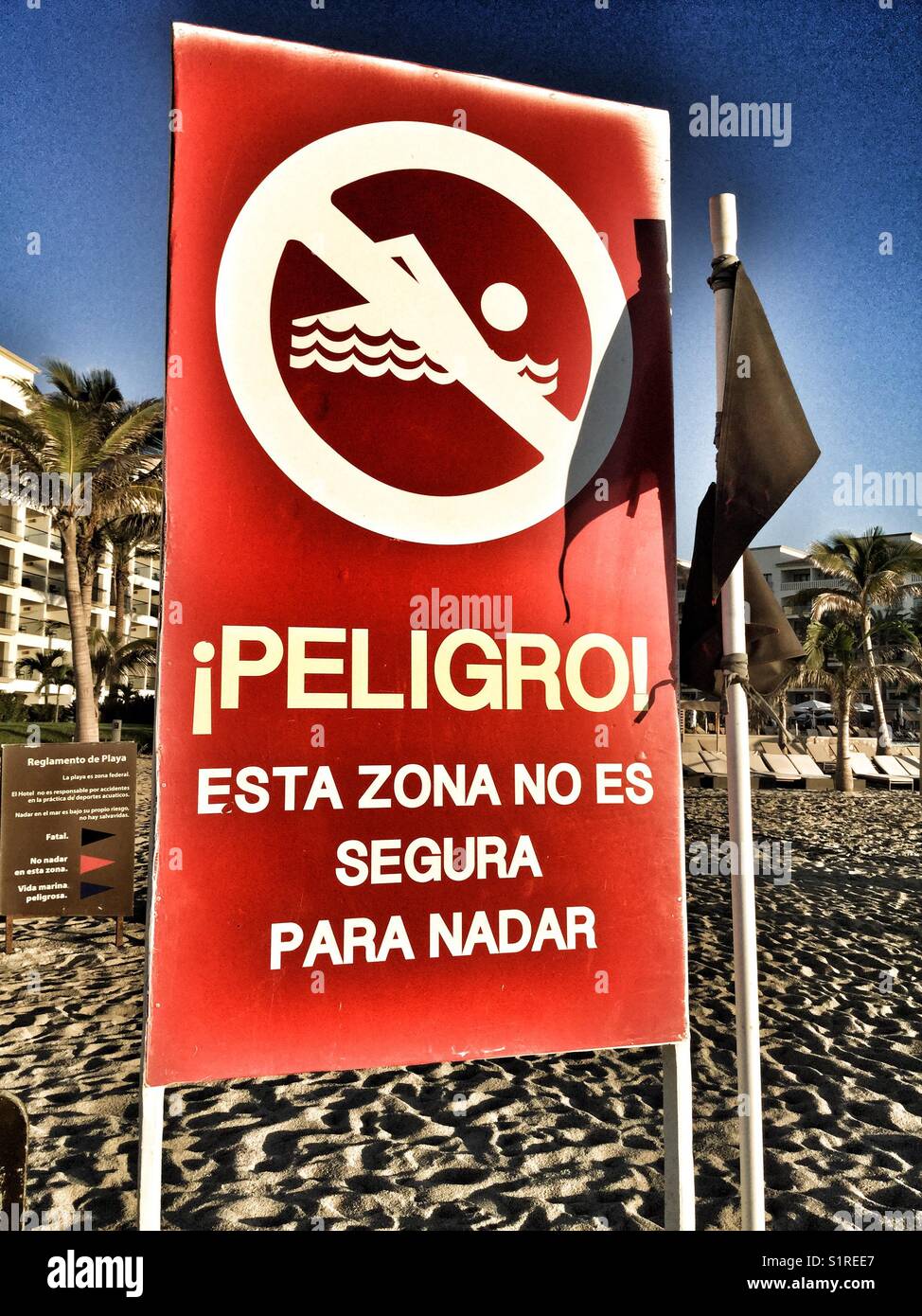 Rote Warnschild an einem mexikanischen Strand. Stockfoto