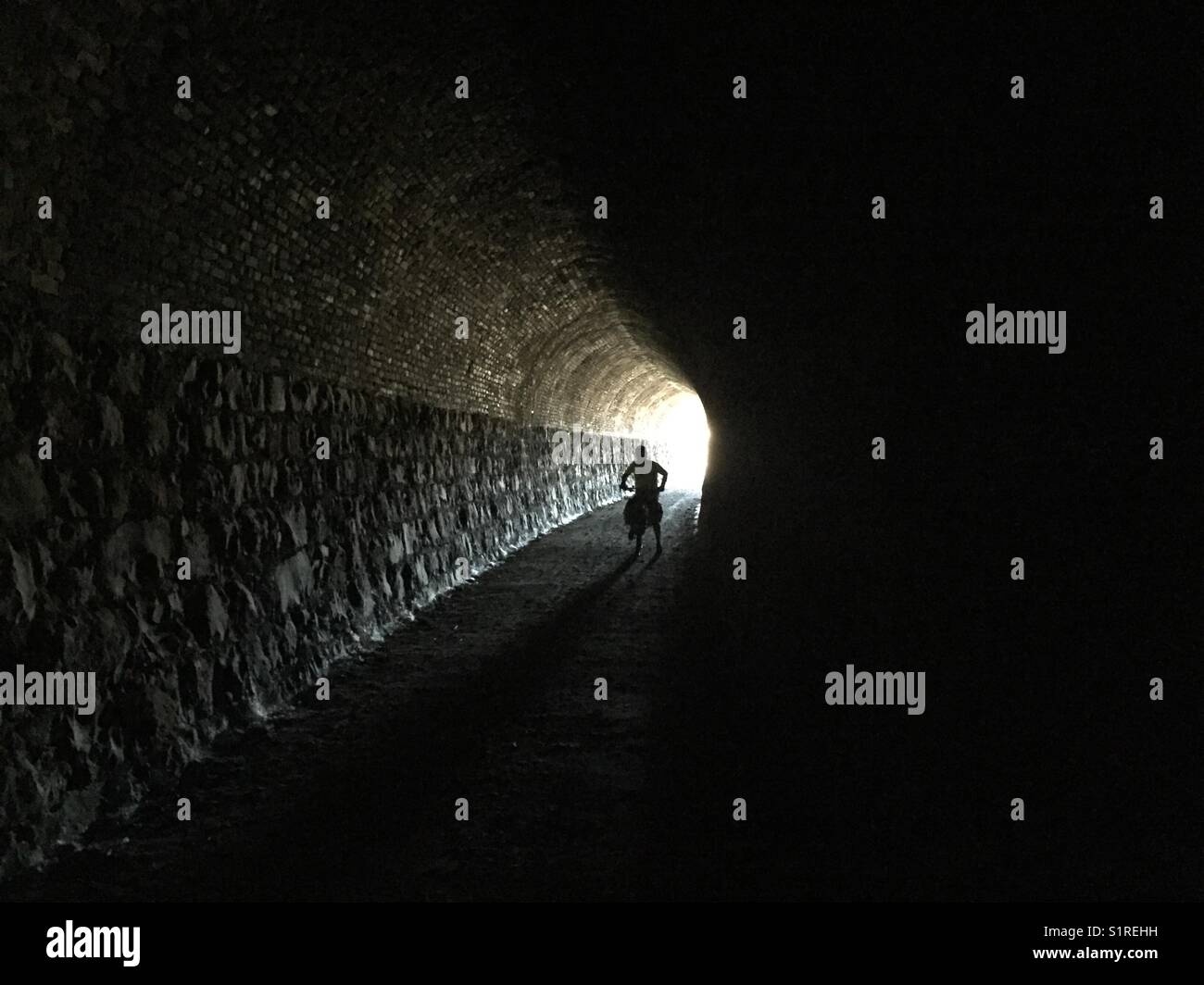 Radfahren durch den Tunnel Stockfoto