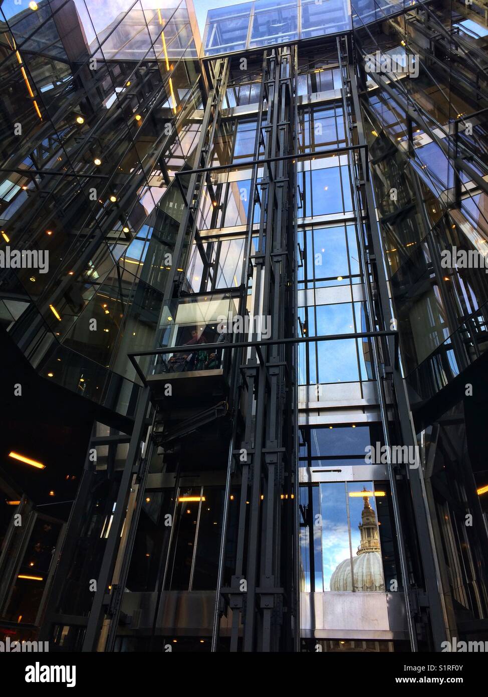 Eine neue Änderung Aufzug mit der Reflexion der St. Paul's Kathedrale. London Stockfoto